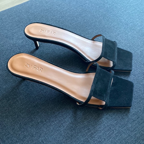 ‘By Far’ timeless suede kitten heels! Sample shoe but new! - Picture 2 of 7